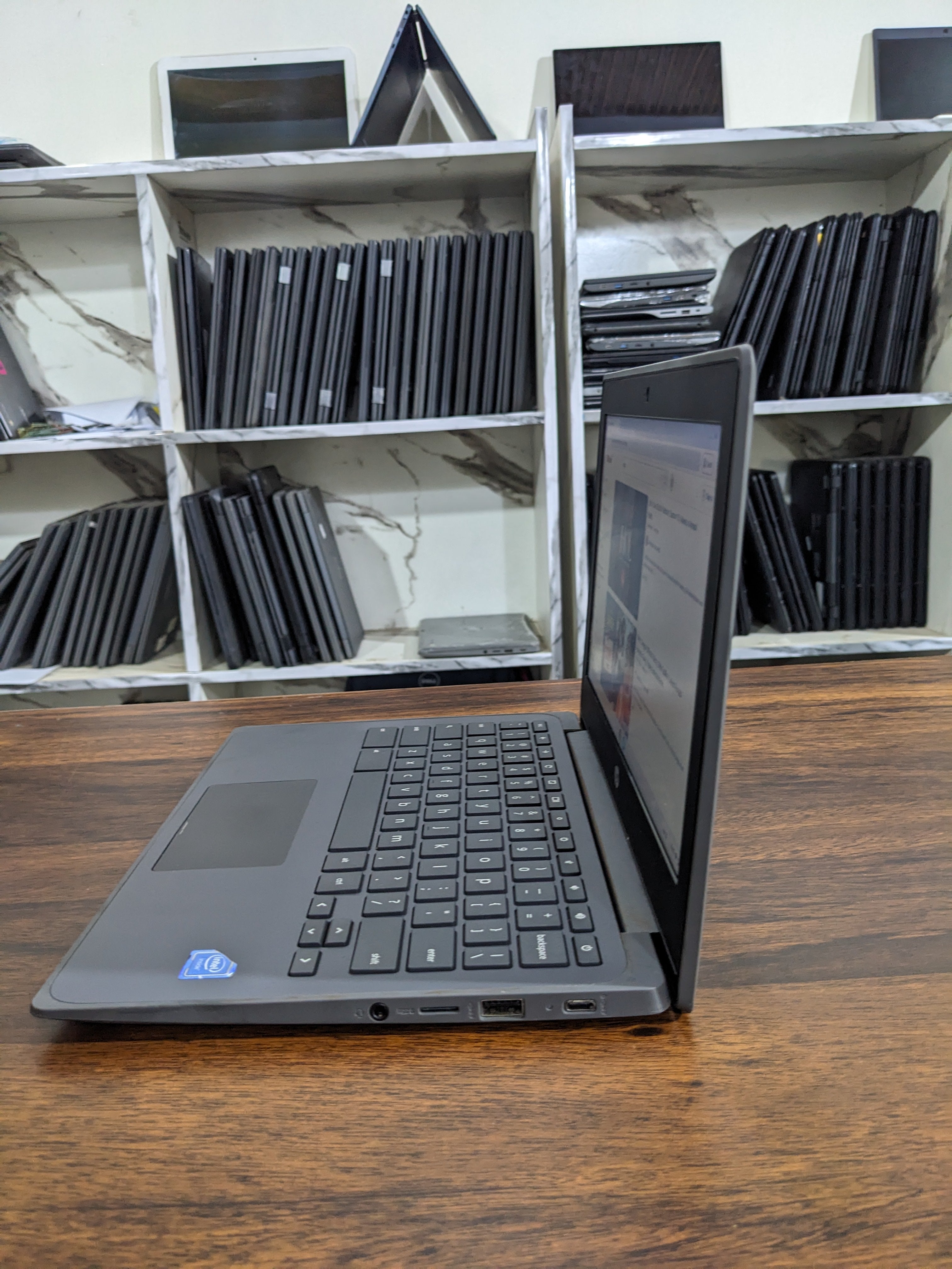 Hp Chromebook G8 - 4/32 - PlayStore Supported - AUE 2027/2029